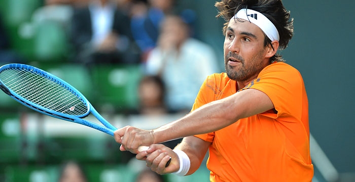 ÎŸ ÎœÎ¬ÏÎºÎ¿Ï‚ ÎµÎ¾Ï‰ÏƒÏ„ÏÎ±ÎºÎ¯Î¶ÎµÎ¹ Ï„Î¿Î½ Ï„Î­Ï„Î±ÏÏ„Î¿ ÏƒÏ„Î¿ Ï„Î±Î¼Ï€Î»ÏŒ Monaco